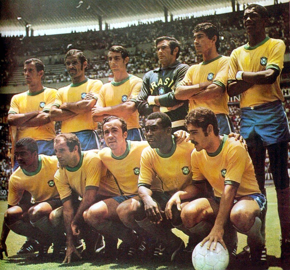 Finale de la Coupe du monde de la FIFA 1970, Estadio Azteca, Mexico : le Brésil et Pelé deviennent respectivement la première équipe et le premier joueur à remporter trois Coupes du monde, en battant l’Italie 4-1 devant 107 412 spectateurs.